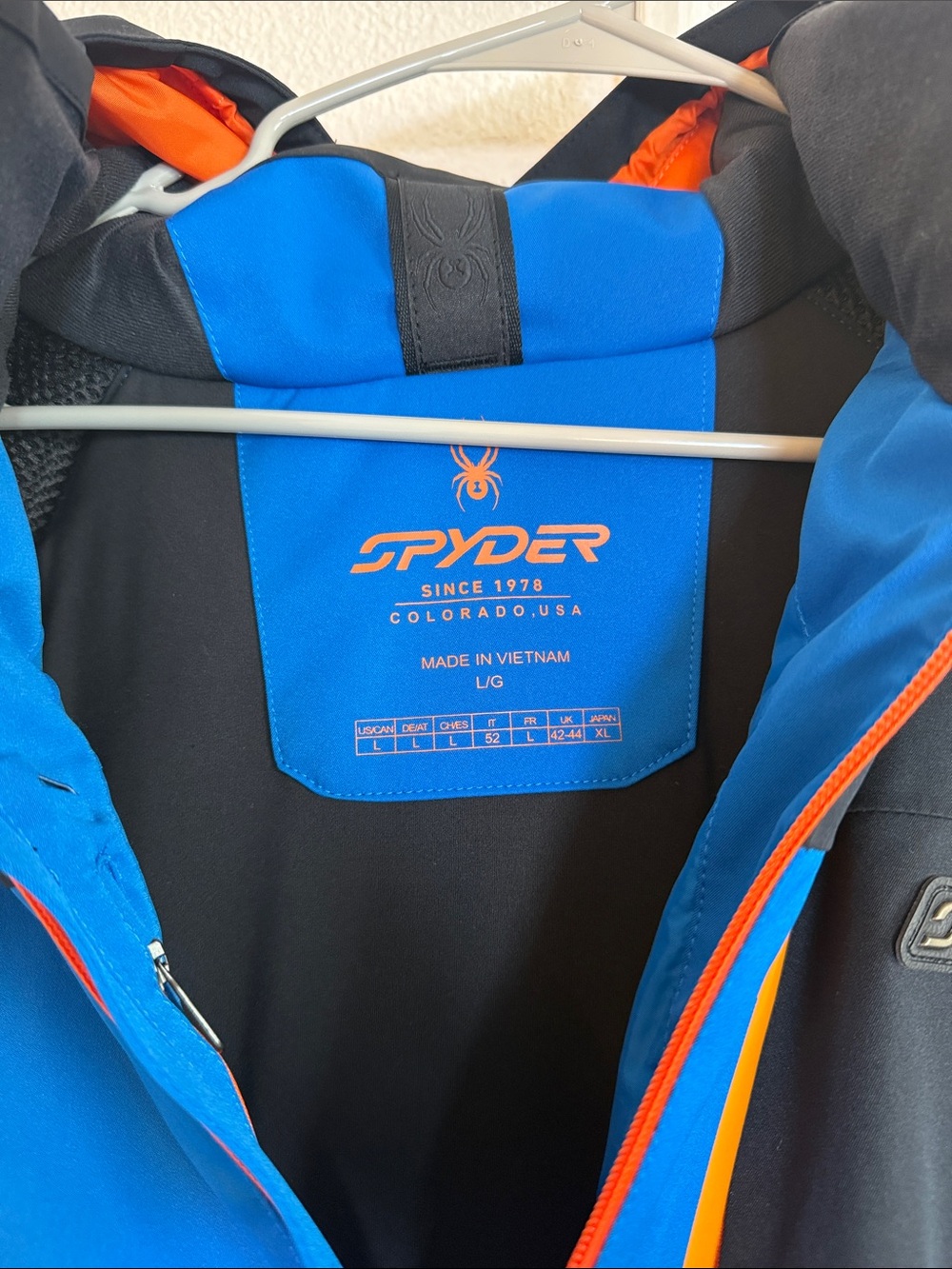 NEVER WORN Spyder Men’s Black and Blue Ski Jacket with Orange Accents - Picture 3 of 5